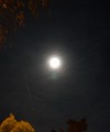 mondmitregenbogen800 Der Mond mit einer farbigen Korona Foto: Michael Mahlke